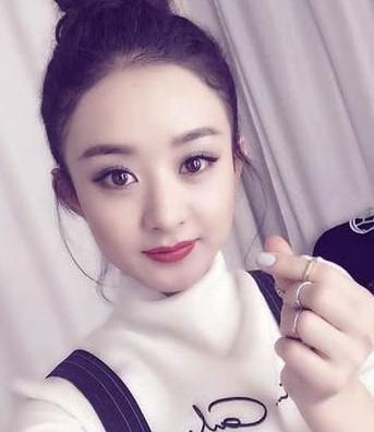 赵丽颖独自出现在机场,穿的非常厚实,沉迷手机