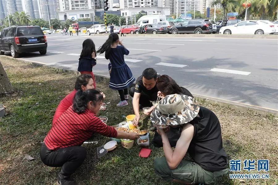 1万多辆车滞留，街头搭帐篷!海口-广州机票1万\/张!广东高速太壮