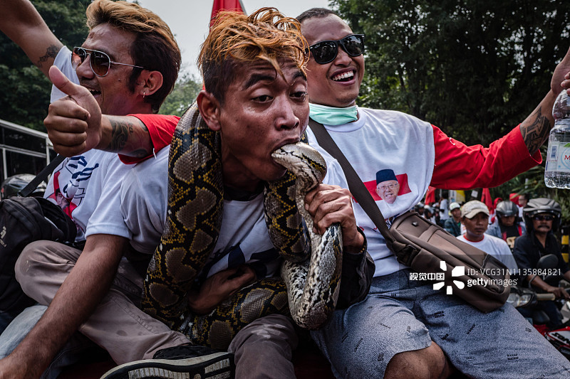 印尼总统维多多举行竞选集会 民众扮小丑参加