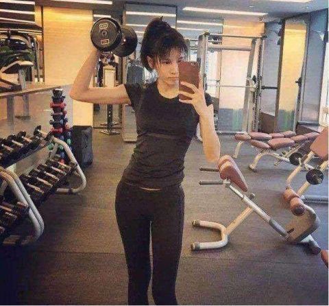 张蓝心微博晒美足踩仙人掌照 网友:这难道不疼