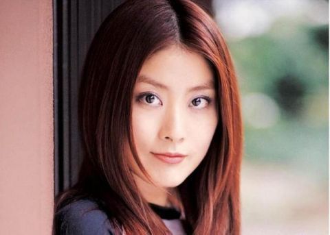 43岁身价过百亿, 连向华强见到她都避让三分,