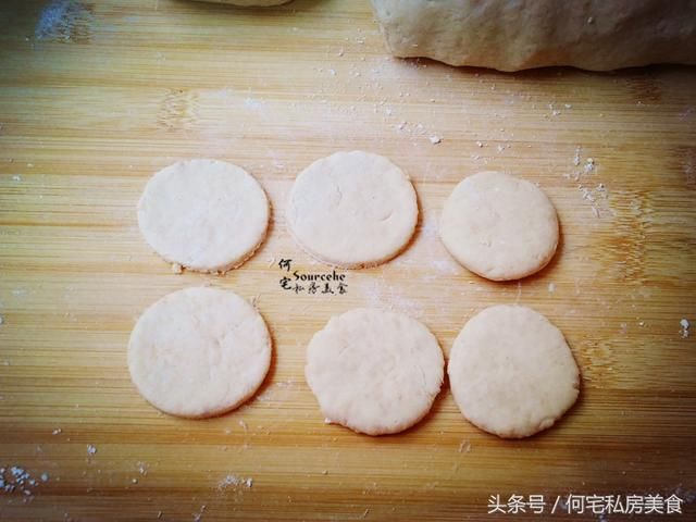 婆婆往剩余的汤圆皮里加水果？奇怪！出锅之后，大家抢着吃