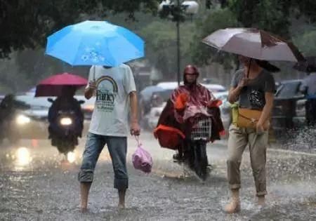 大范围雷阵雨+中到大雨马上到河北!这个周末又要“泡汤”……