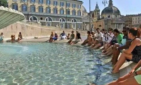 都说中国游客素质奇低,外国人的做法真的能甩你十条街