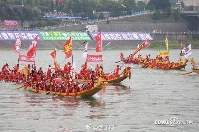 张嘉译为家乡陕西安康龙舟赛点睛 年近50岁两