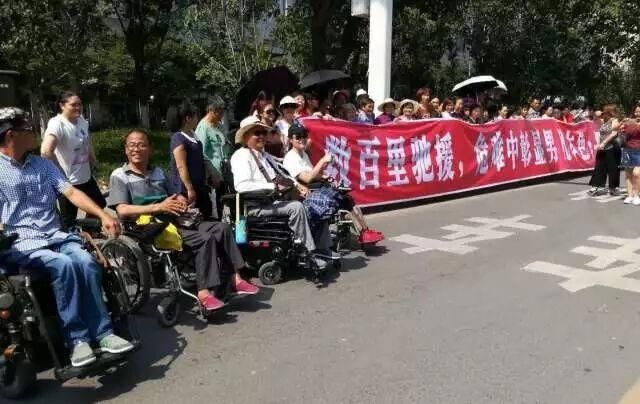 达州市民送别成都等13地撤离消防官兵，4个支队仍留守现场监护