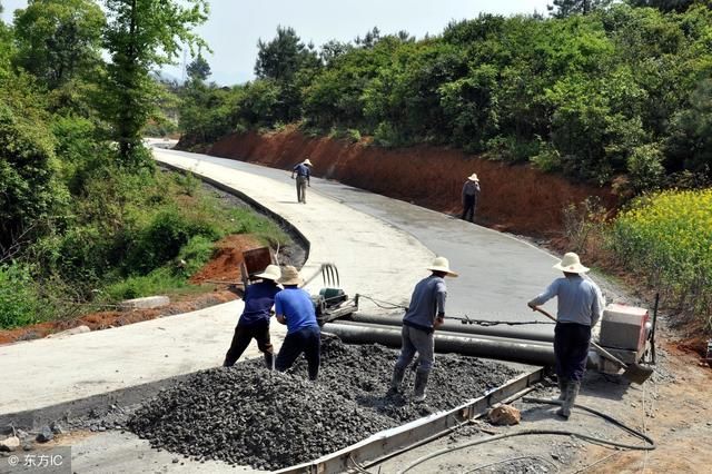 村村通公路咋就修成了“村村痛”？老农：不如水泥路！