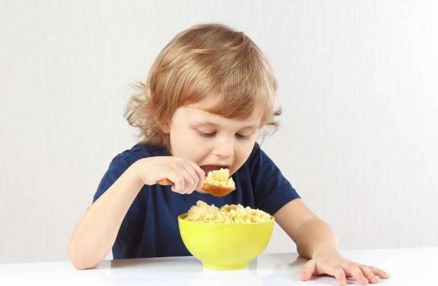 小孩吃饭越慢是越聪明的表现,赶快看一下你家
