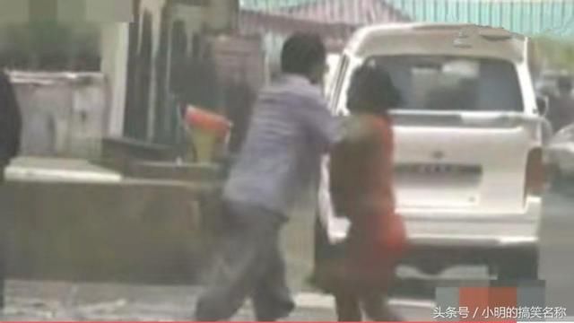 美女在街上跪求男友原谅,结果男友狠心将她推倒,路人也不同情她