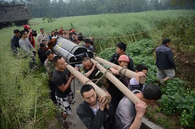 小伙进山，一道惊雷劈死同行者，抱尸痛哭时，身后却有人喊他名字