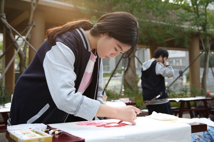 实拍青岛六中艺术节 高颜值小鲜肉现场PK才艺