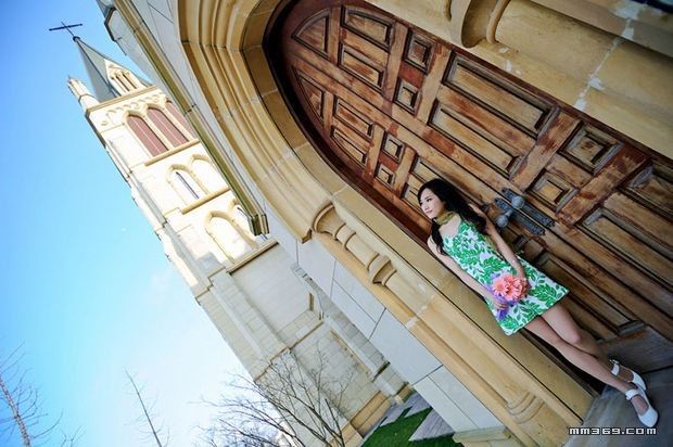 旅途中遇到的手捧花朵的女孩