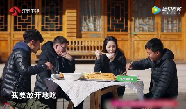 郭碧婷与陌生男子吃饭,谁注意到她手在哪?观众