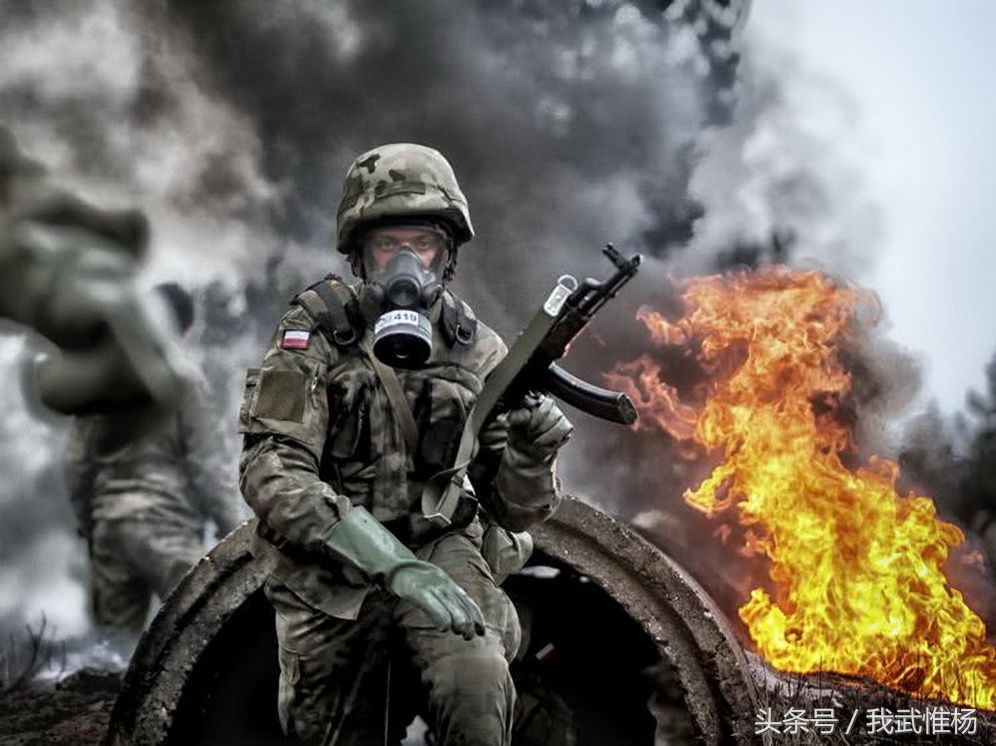 波兰士兵穿过凝固汽油弹的死亡陷阱