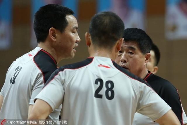 嘟!裁判为啥要当篮球场上的主角?