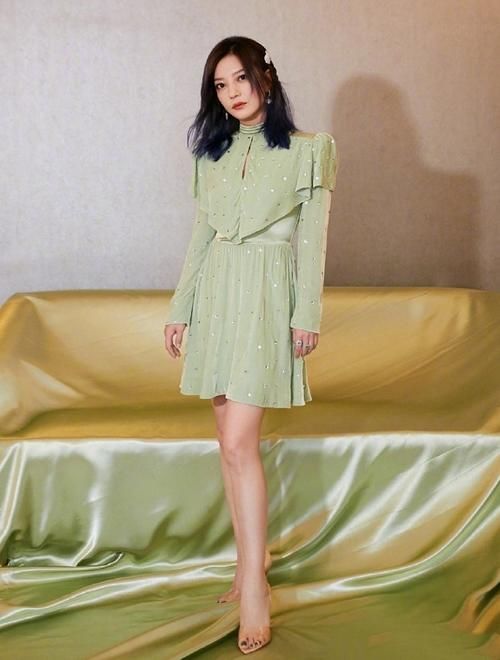 穿对衣服就惊艳！赵薇穿小款连衣裙身材娇俏，深V配腰带瘦还性感