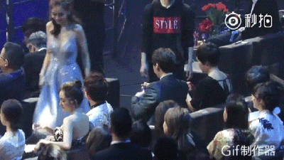 在微博之夜angelababy差点摔倒,李易峰淡定,杨幂的反应亮了