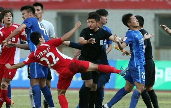 无打架不中国足球!中国功夫斗殴再现绿茵场,究