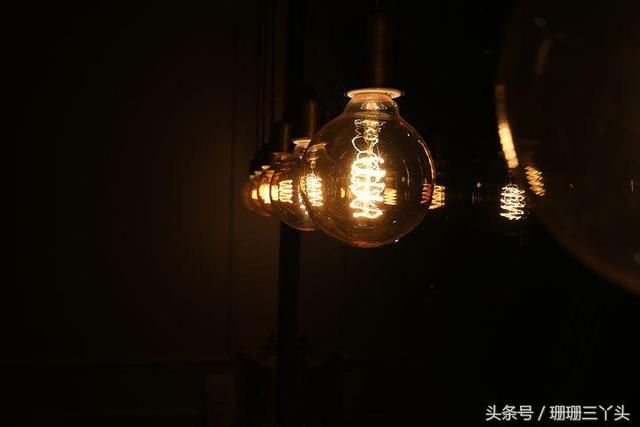 拿单反不用三脚架，也能手持轻松拍出漂亮夜景照片