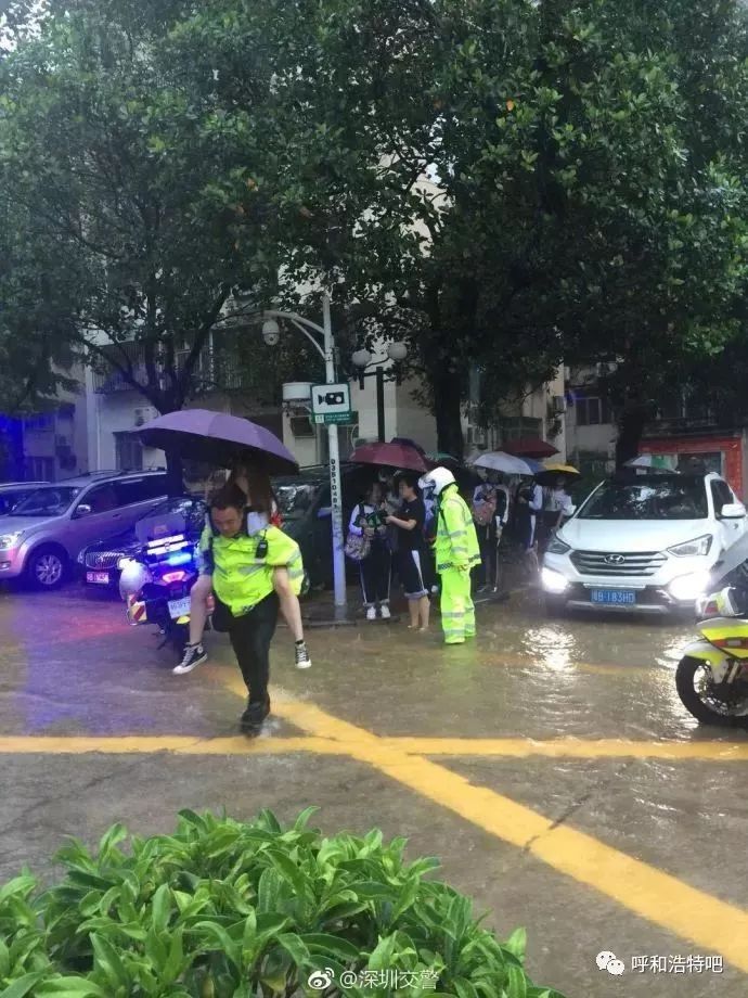 警察暴雨中护送考生竟遭投诉,只因送了雨衣还