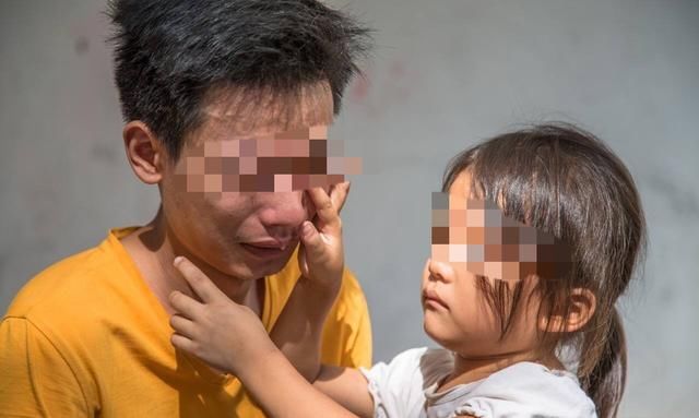 男子在外打工，5岁女儿夜里哭着打电话，他立刻回家救了妻子一命
