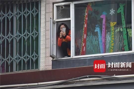 什么是四川资格的“雀欺头” 看看窗户前的他们如何演绎