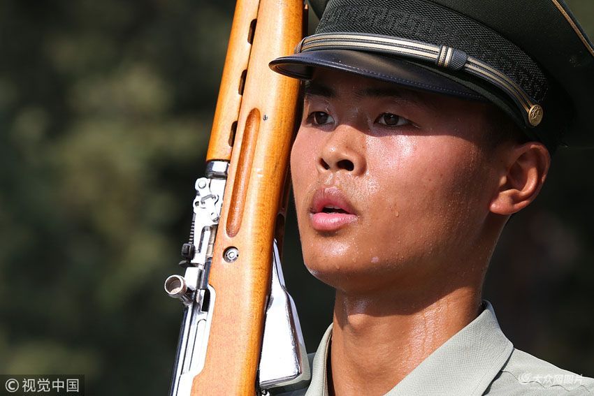 武警天安门国旗护卫队番号取消 致敬国旗护卫