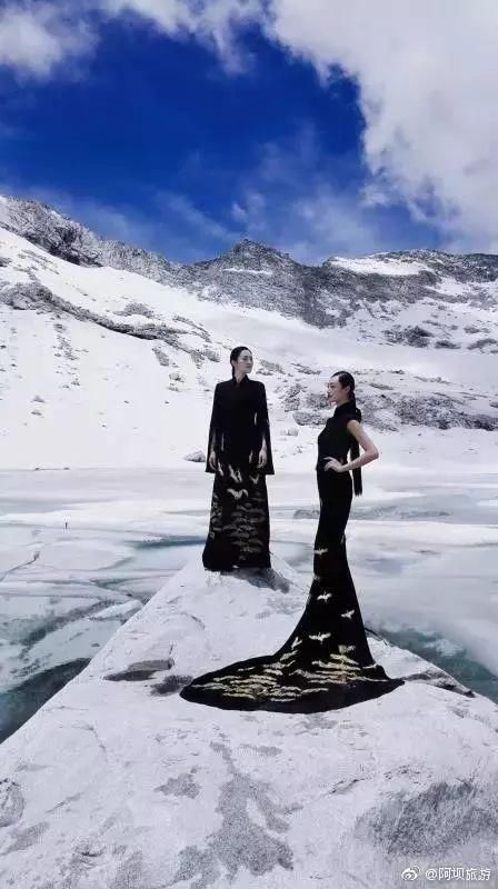炎炎夏日四川这个景区还有超模拍冰雪主题时装秀 真凉快！