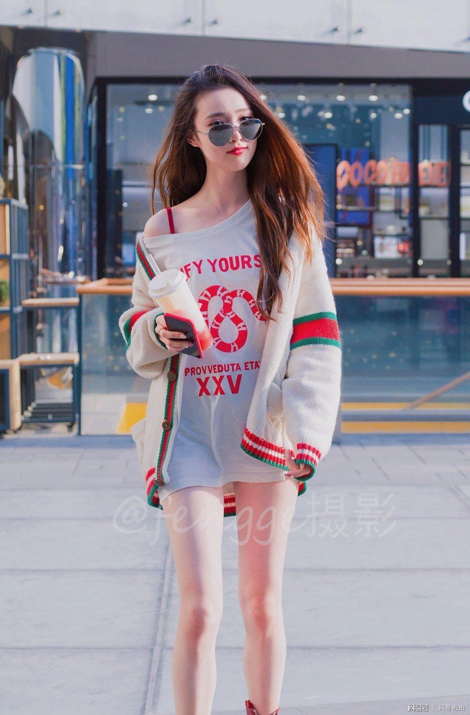 街拍:长发美女示范GUCCI叠穿外加下装消失