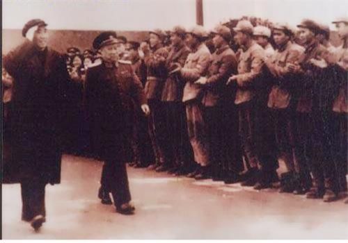 他见毛主席时从不敬礼，敢和彭德怀拍桌子，去世后20万人送葬