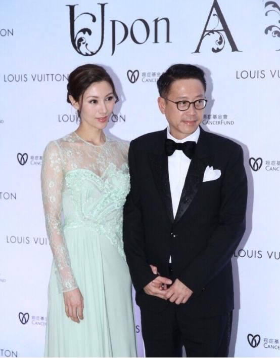 李嘉欣美貌水平好稳定，穿身蕾丝花纹礼服，老公站身边气场也不虚