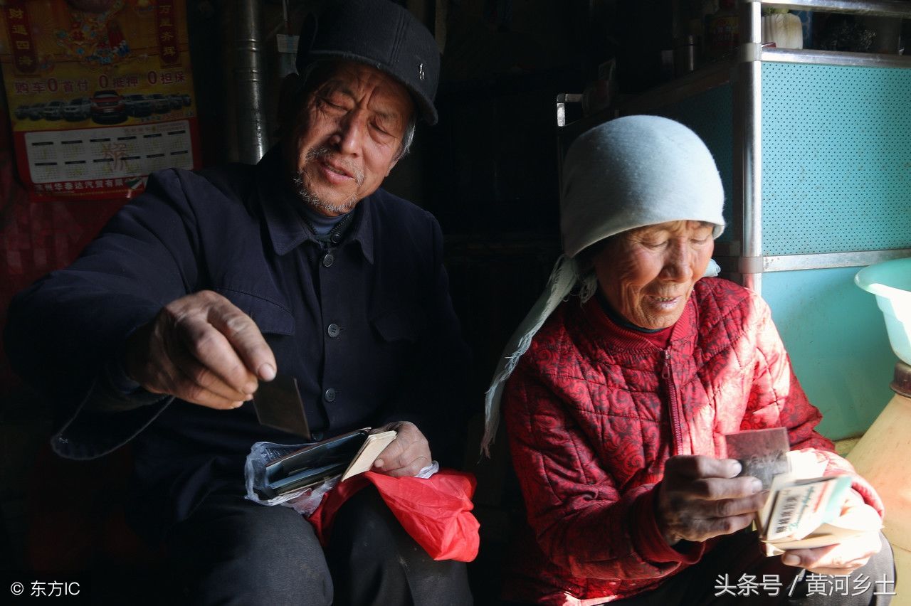 普通的农村六旬卖菜老人，年轻时开飞机上过天，老照片英俊潇洒