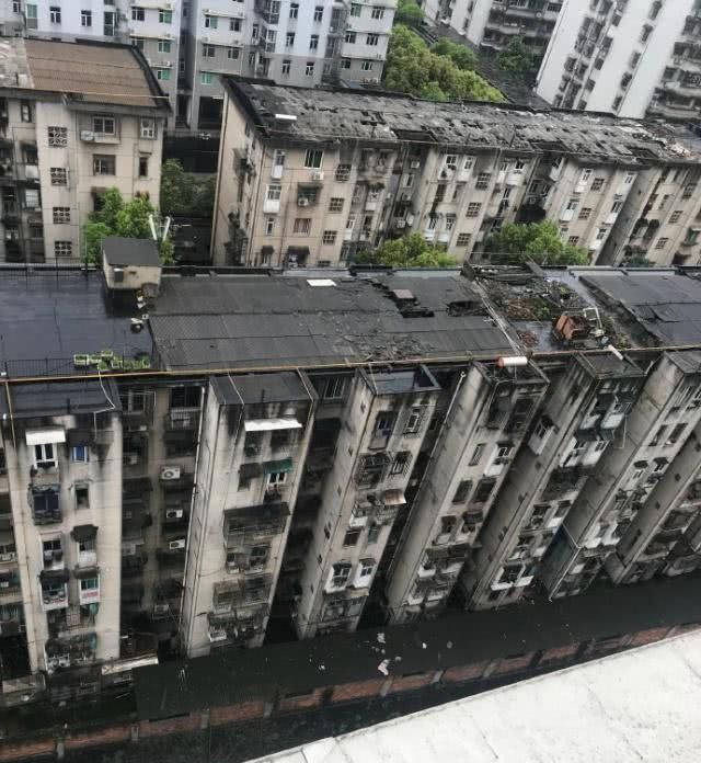 女明星为了爱情疑为别墅,住破烂筒子楼,还不住济南婚礼别墅图片