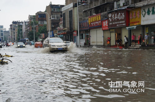 我国南方多地出现暴雨天气过程