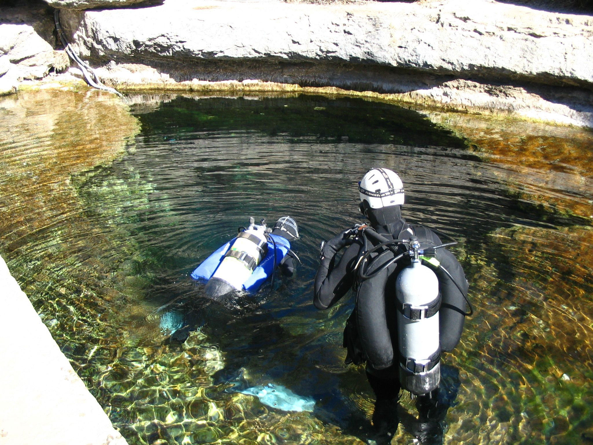 直击一个“杀人不见血”的水潭，但仍旧每年有不少人不顾生死来玩