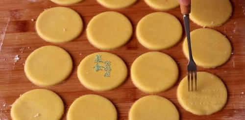 鸡蛋加面粉,不用烤箱,教你饼干的简单家常做法
