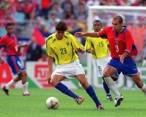 巅峰期的卡卡有多恐怖?1人打爆曼联,让梅西C