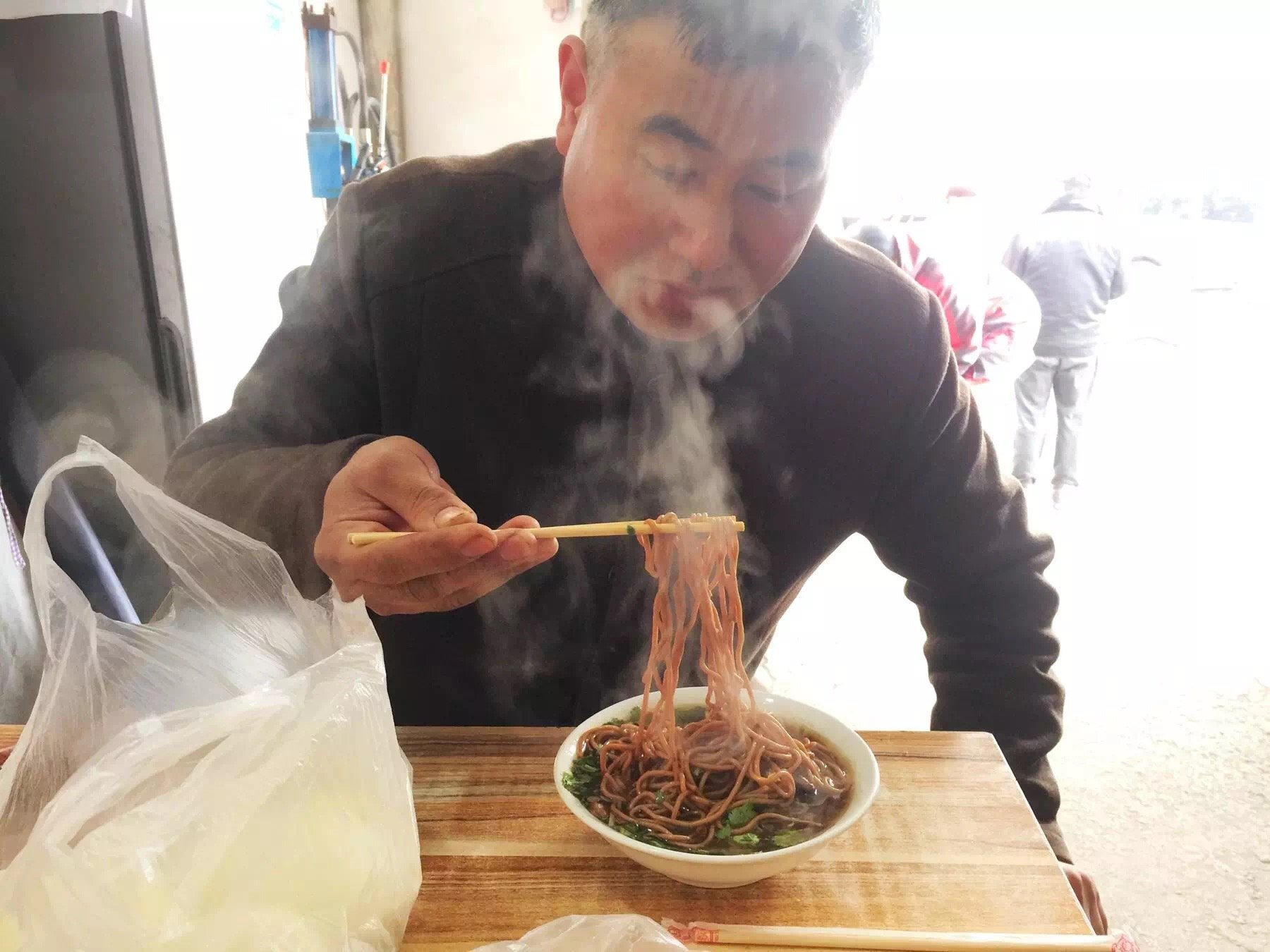 在魏县这碗面加入榆皮要卖四块钱,而美食好吃好不关于调查报告的图片