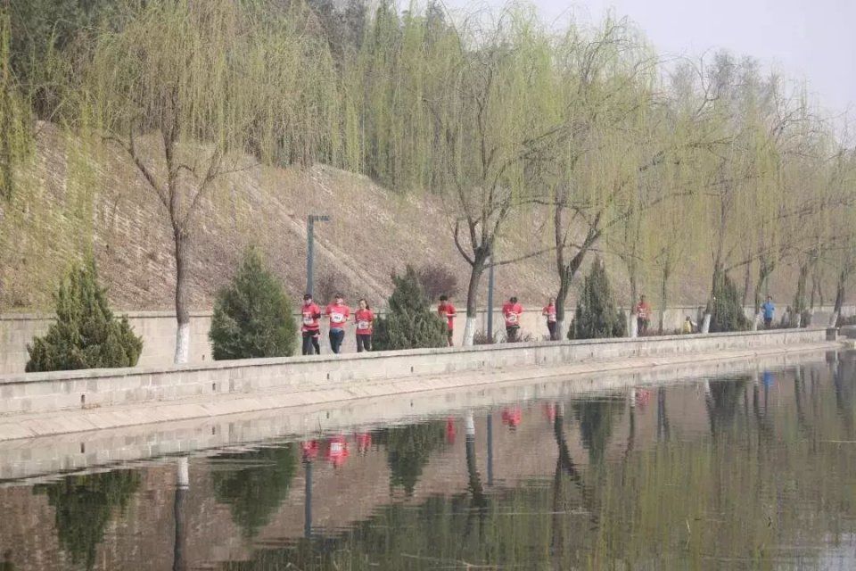 这场北京昌平的马拉松草莓随便吃!2019 第36届