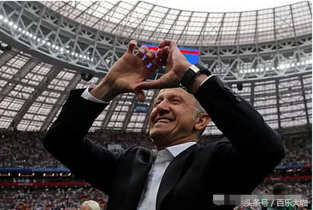 魔性一幕!俄罗斯主教练向球员敬礼,西班牙主教