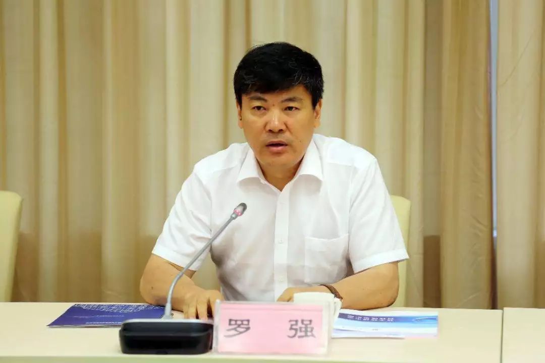 成都市长演唱《我爱你中国》刷屏 网友:唱功了