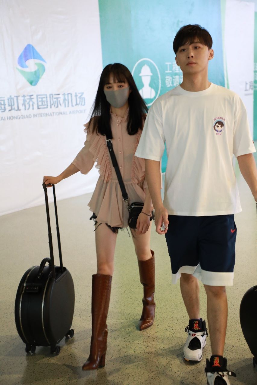 郑爽衣品大爆发!与男友拉情侣箱,穿高筒靴竹竿腿又长又白 pt电子游戏攻略