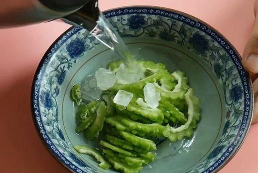 苦瓜加冰糖泡水喝,解决了千家万户夏天困扰,学