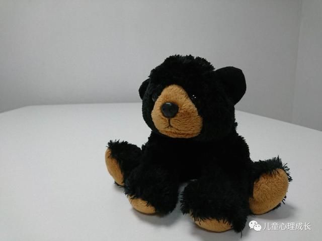 本号的公益咨询服务活动(家庭教育辅导师团队的公益咨询服务启动)启动已有两周,来咨询的家长普遍觉得满意,自己的问题得到了解答。在咨询过程中,不乏有些比较典型的案例。我们将咨询过程中的一些典型问题摘取并整理下来,以期能够带给各位家长启发。且看下面这位妈妈的问题: 我家宝宝17个月大了。由于之前去做客时曾被小朋友抢过玩具,他不愿意与其他小孩一起玩,害怕、爱哭,碰到陌生的环境会拘谨。后来在与其他小朋友玩时,即使自己喜欢的玩具在别人手上也从不去抢其他小朋友的玩具,然后自己会躲的远远的,如果有人去抢他手上的玩具他就
