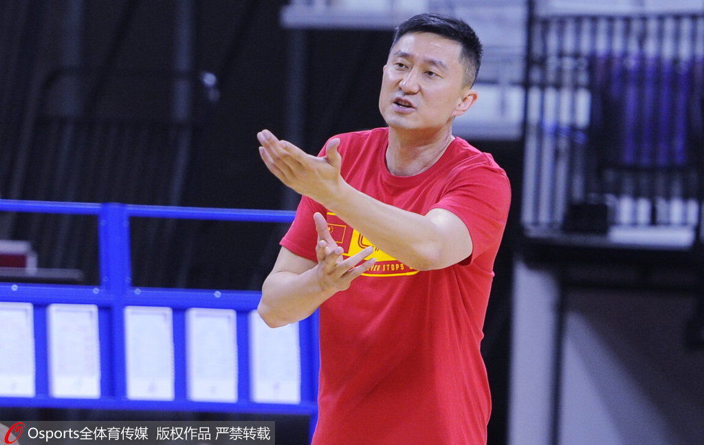 男篮蓝队备战中伊热身赛 吴前巴赫拉米寒暄