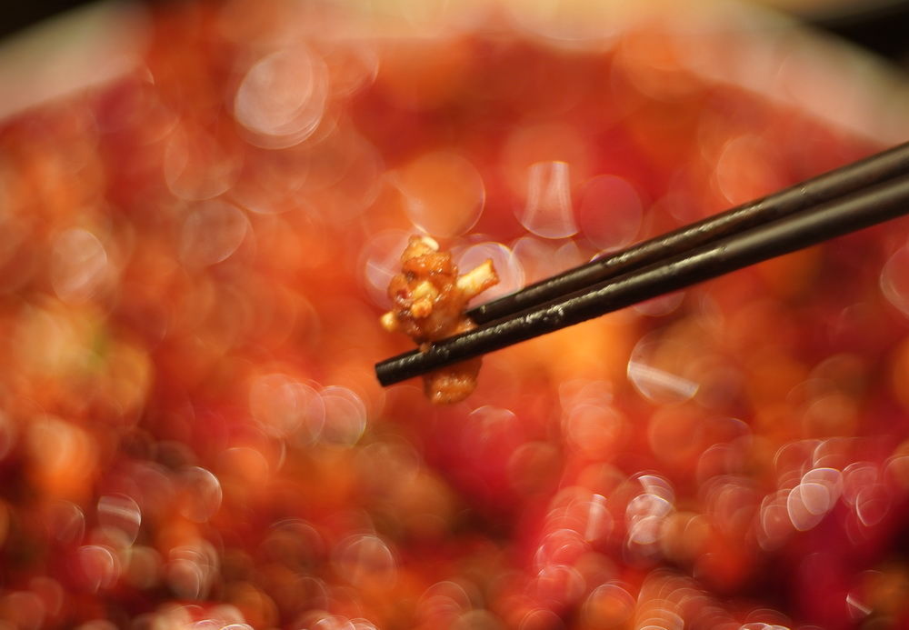 重庆品尝招牌辣子鸡，满盘辣椒找鸡如挖宝，五星级酒店怎么这么抠