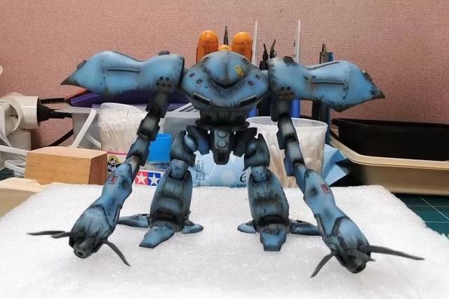 佳作:高达模型还原动漫经典梗怀中抱妹杀