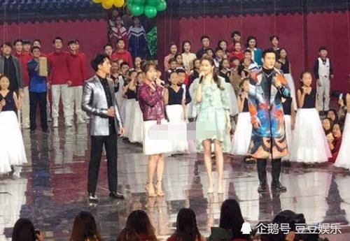 关晓彤杨紫春晚彩排照曝光,关晓彤大长腿白皙