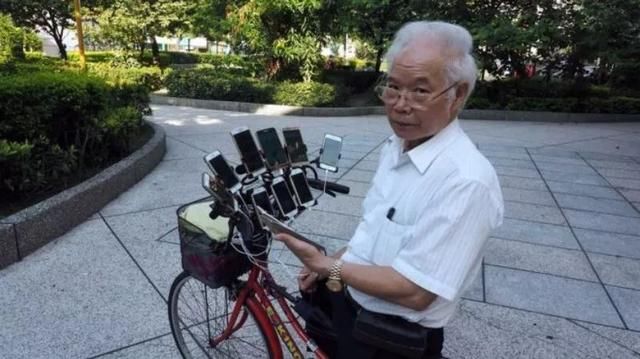 网瘾不分年龄,台湾老爷爷买11部手机改装自行