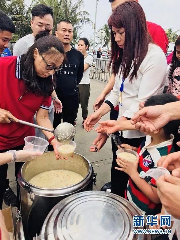 海南万车大滞留，海口到深圳机票近两万，还要中转哈尔滨!